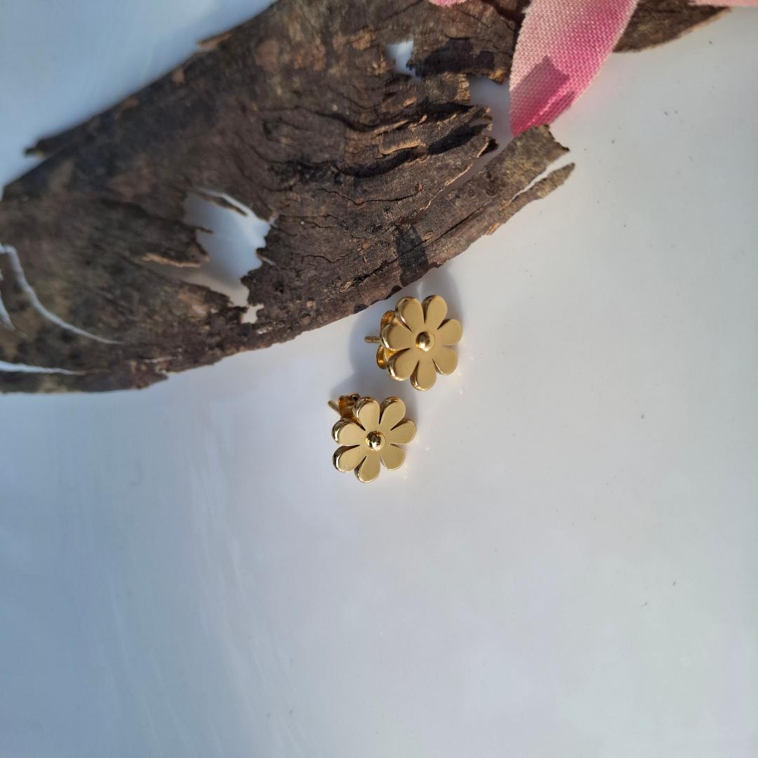 Daisy Bloom Gold Stud Earrings